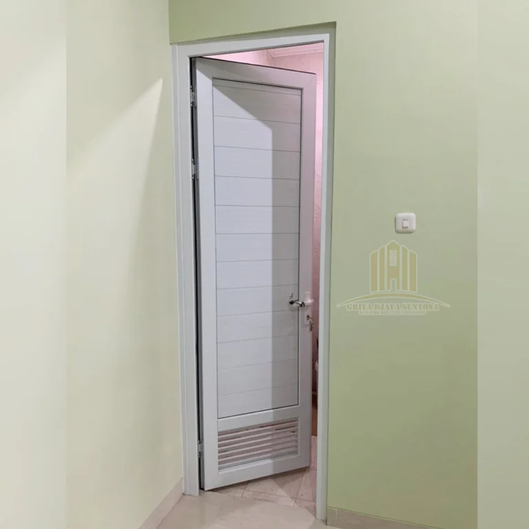 Pintu panel UPVC ekonomis dengan kisi-kisi jalusi untuk sirkulasi udara kamar mandi