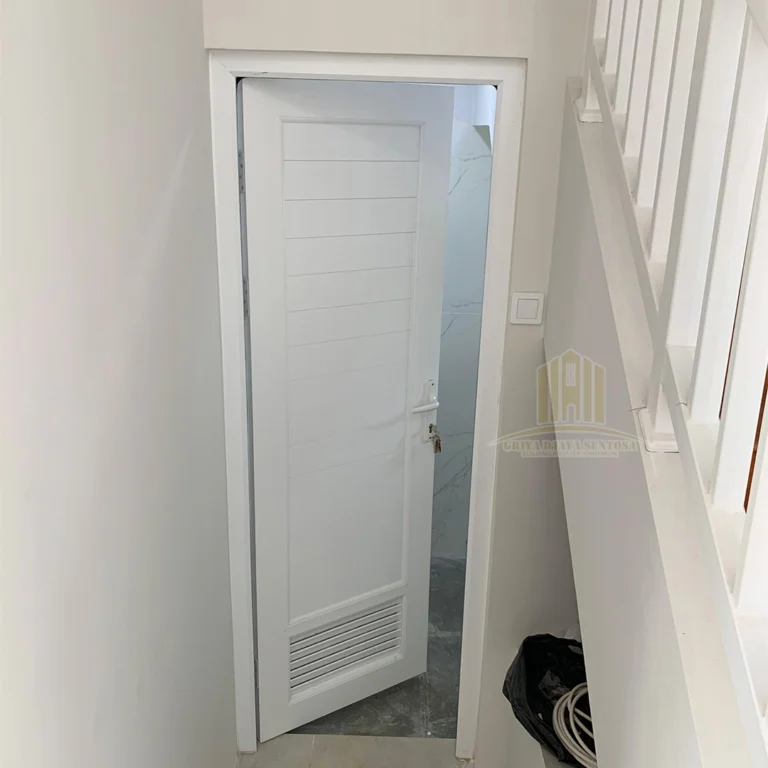Pintu kamar mandi UPVC tipe panel ekonomis dengan lubang jalusi