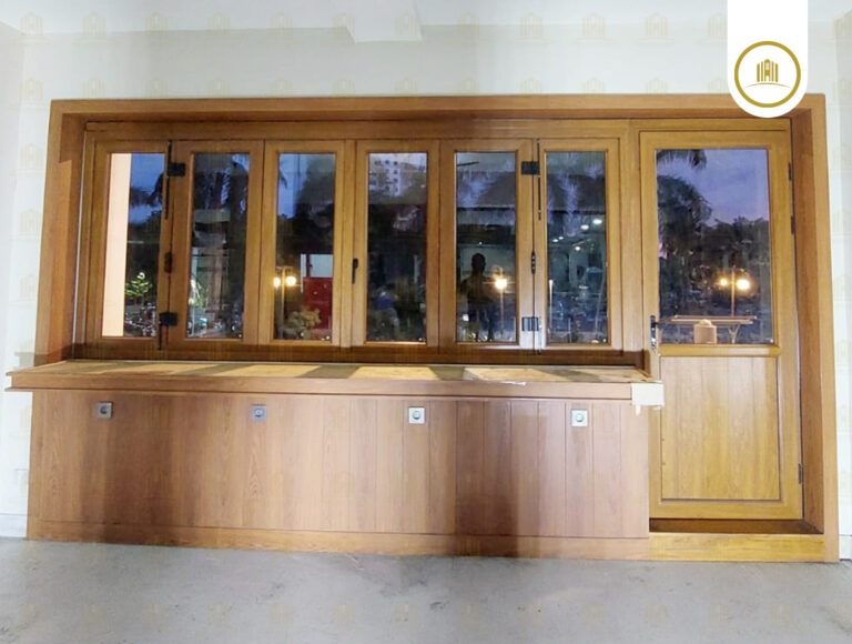 Transformasi Estetika & Fungsionalitas “Pemasangan Jendela Lipat dan Pintu Swing UPVC Golden Oak di Sebuah Kafe (Coffe U Kemayoran, Jakarta Pusat)”