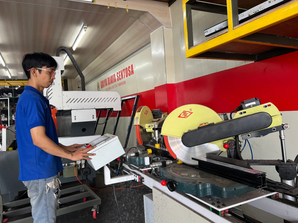 Proses Fabrikasi Kusen UPVC: Dari Potong sampai Instalasi