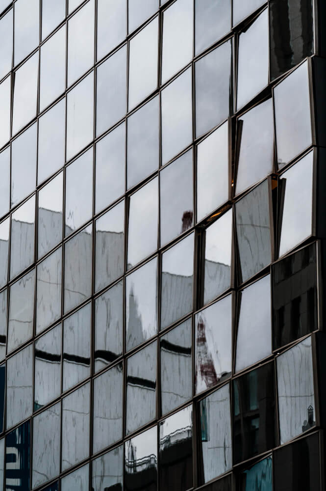Detail arsitektur curtain wall aluminium dengan rangkaian panel kaca