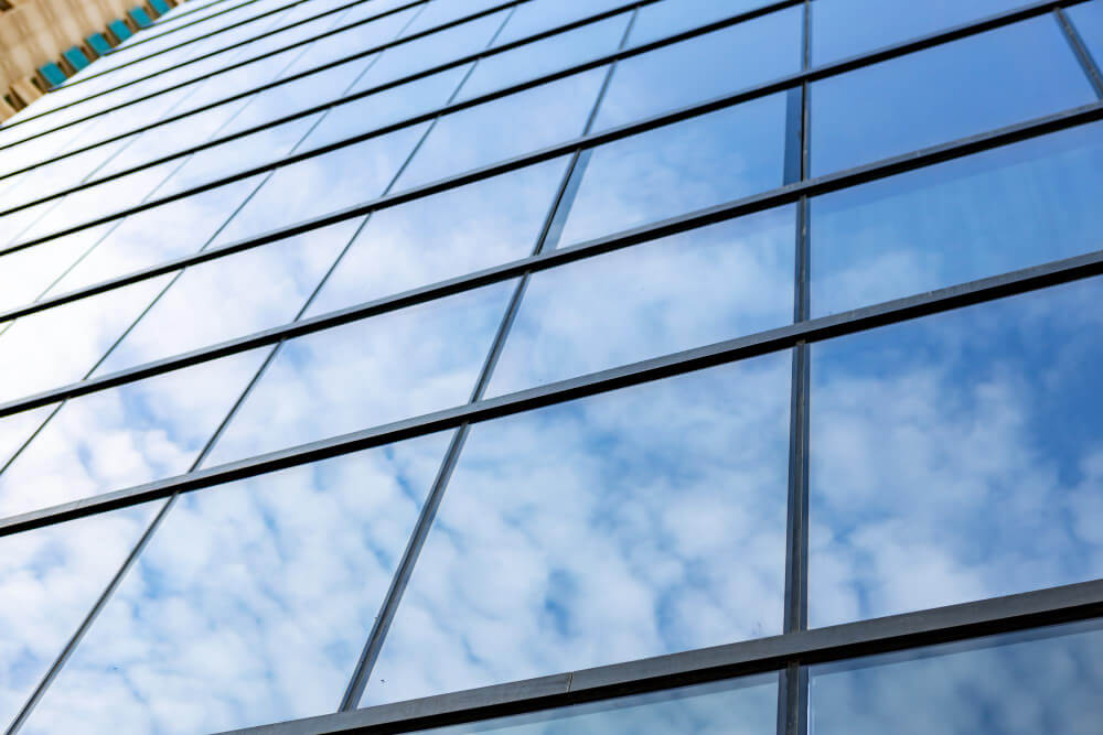 Fasad gedung menggunakan kaca curtain wall Sunergy