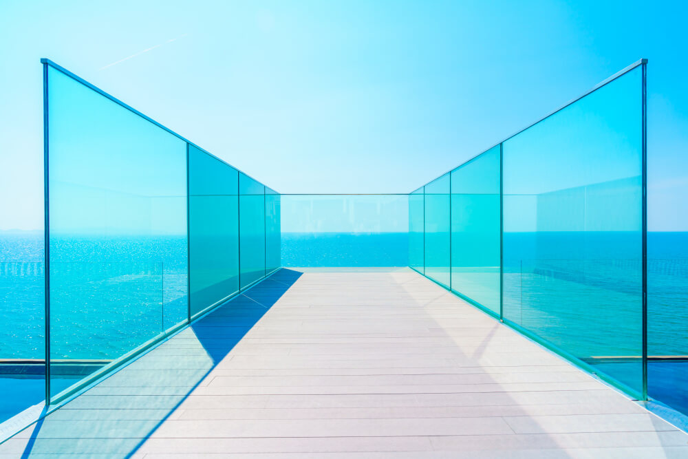 Aplikasi kaca curtain wall tipe laminated untuk pagar pembatas balkon
